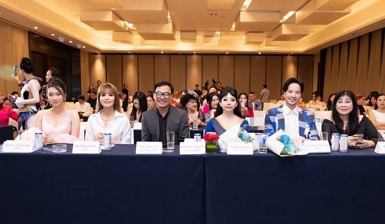 Hoa hậu Ban Mai cùng diễn viên Đoàn Minh Tài sang Hàn Quốc chấm thi Hoa hậu