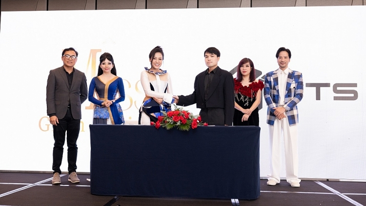 Hoa hậu Ban Mai cùng diễn viên Đoàn Minh Tài sang Hàn Quốc chấm thi Hoa hậu