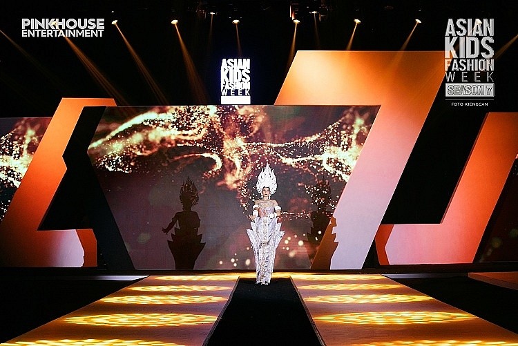 Trương Thị May diện trang phục Apsara, múa điệu nghệ tại 'Asian Kids Fashion Week'