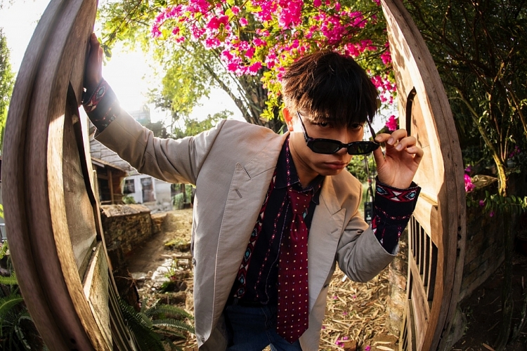 Anh Tú ra mắt MV Tết - 'Caraoke' cực lầy lội và hài hước!