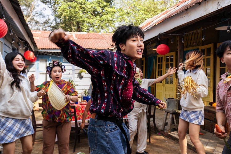 Anh Tú ra mắt MV Tết - 'Caraoke' cực lầy lội và hài hước!