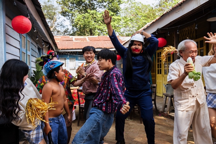 Anh Tú ra mắt MV Tết - 'Caraoke' cực lầy lội và hài hước!