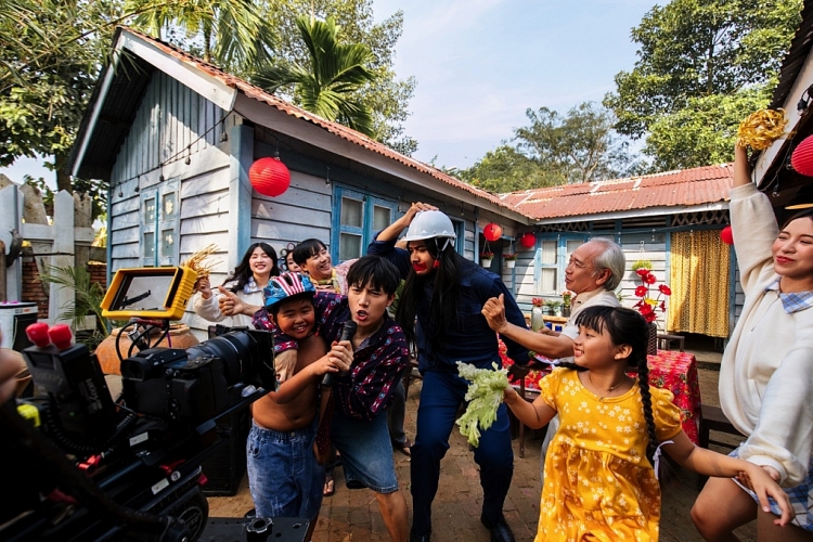 Anh Tú ra mắt MV Tết - 'Caraoke' cực lầy lội và hài hước!
