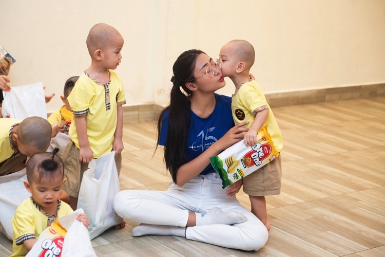 Hoa hậu Xuân Hạnh, Á hậu Hoàng Nhung trao 'Tủ thuốc cho em' và giao lưu cùng các em nhỏ tại Mái ấm Chúc Từ