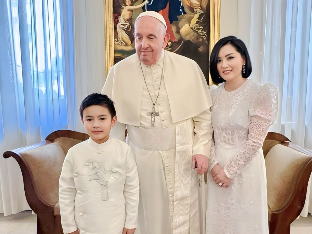 Con trai Đan Trường diện kiến Đức giáo hoàng, được tặng quà đặc biệt