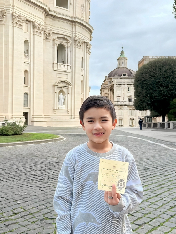 Con trai Đan Trường diện kiến Đức giáo hoàng, được tặng quà đặc biệt