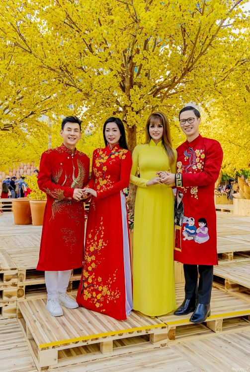 Hơn 300 nghệ sĩ Việt diện áo dài đón Tết tại Phố ông đồ