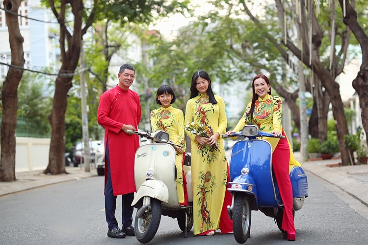 Gia đình diễn viên Bình Minh diện áo dài họa tiết xưa chào đón Tết cổ truyền