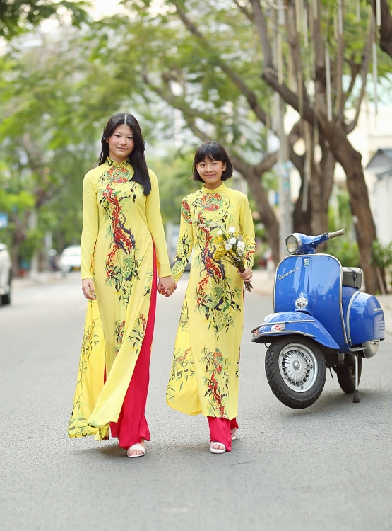 Gia đình diễn viên Bình Minh diện áo dài họa tiết xưa chào đón Tết cổ truyền