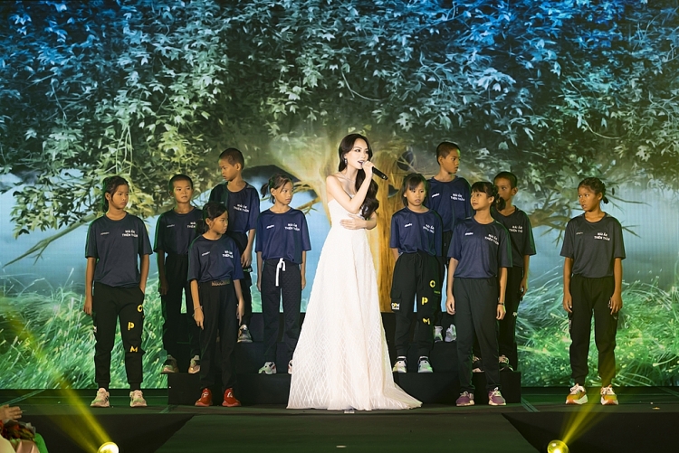 Hoa hậu Mai Phương nhảy 'See tình' trong lễ trao sash tham dự 'Miss World' lần thứ 71