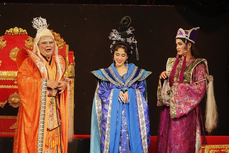 Tú Vi lần đầu diễn kịch Tết cùng nghệ sĩ Việt Hương, Phi Phụng, Võ Tấn Phát