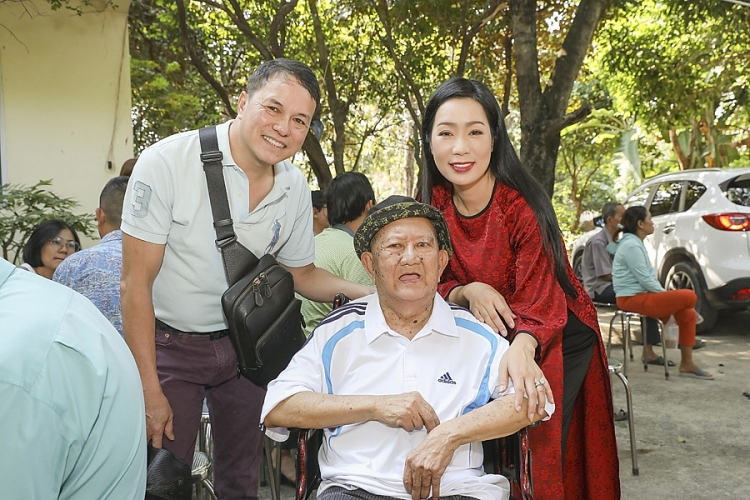 NSND Trịnh Kim Chi mang Tết đến sớm tại khu dưỡng lão nghệ sĩ