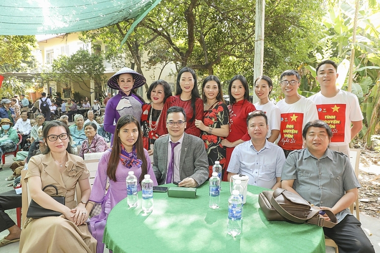 NSND Trịnh Kim Chi mang Tết đến sớm tại khu dưỡng lão nghệ sĩ