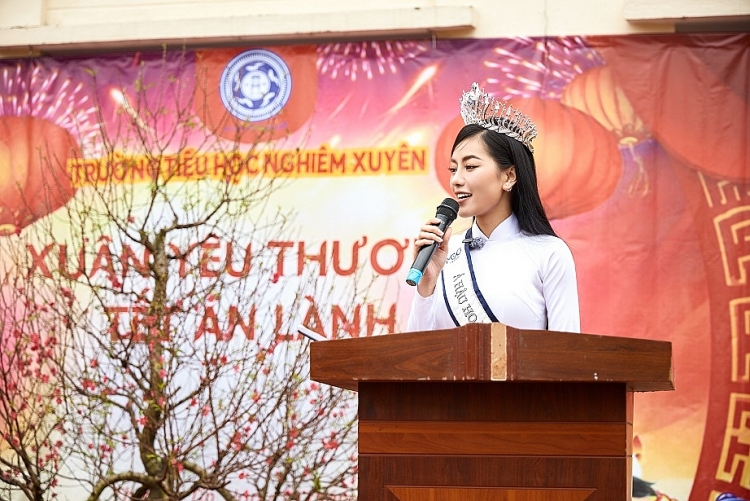 Á hậu Hoàng Nhung hạnh phúc trở về quê hương Hà Nội
