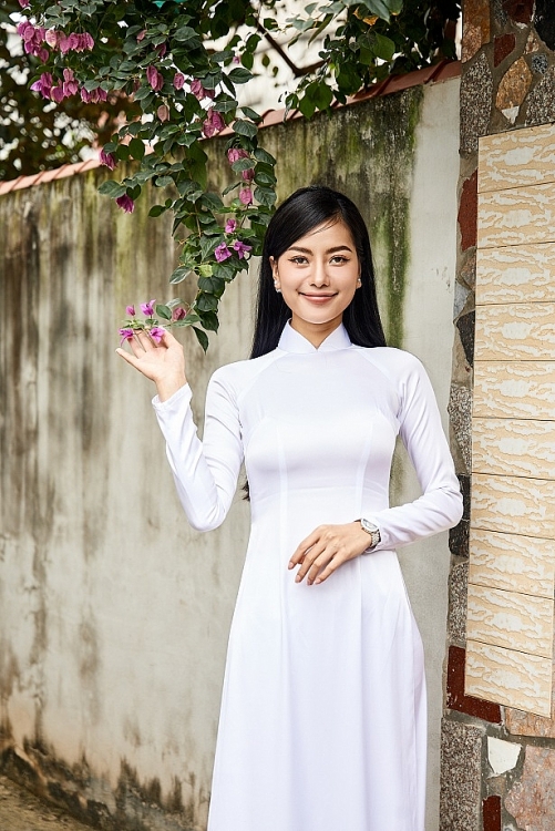 Á hậu Hoàng Nhung hạnh phúc trở về quê hương Hà Nội