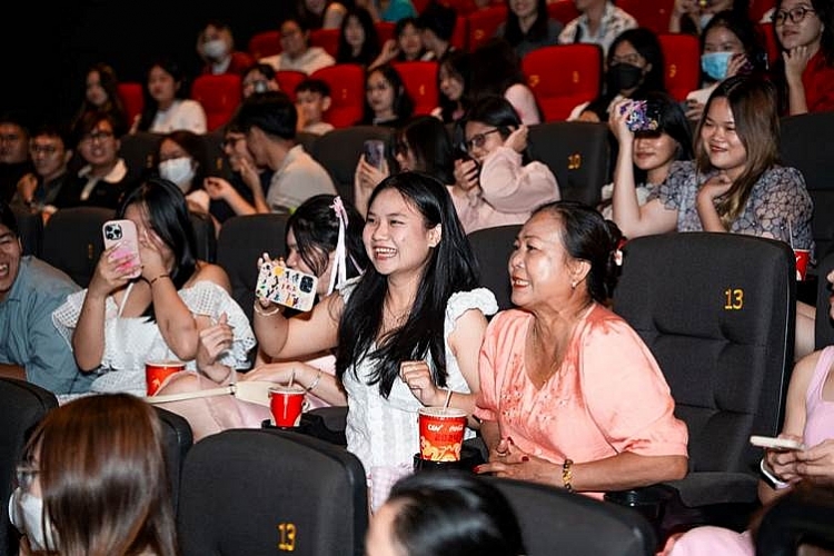 Đoàn phim 'Gặp lại chị bầu' gặp gỡ khán giả Sài Gòn vào ngày đầu năm mới