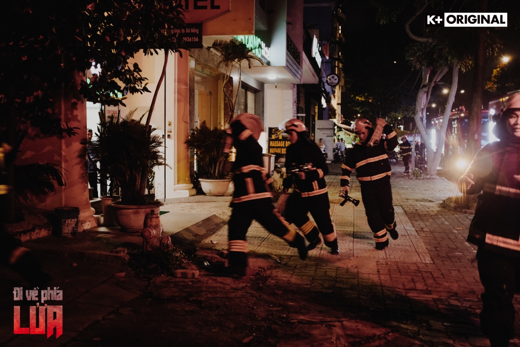 (Review)   'Đi về phía lửa' tập 1: Khơi nguồn xúc cảm chân thực từ nghề cứu hỏa