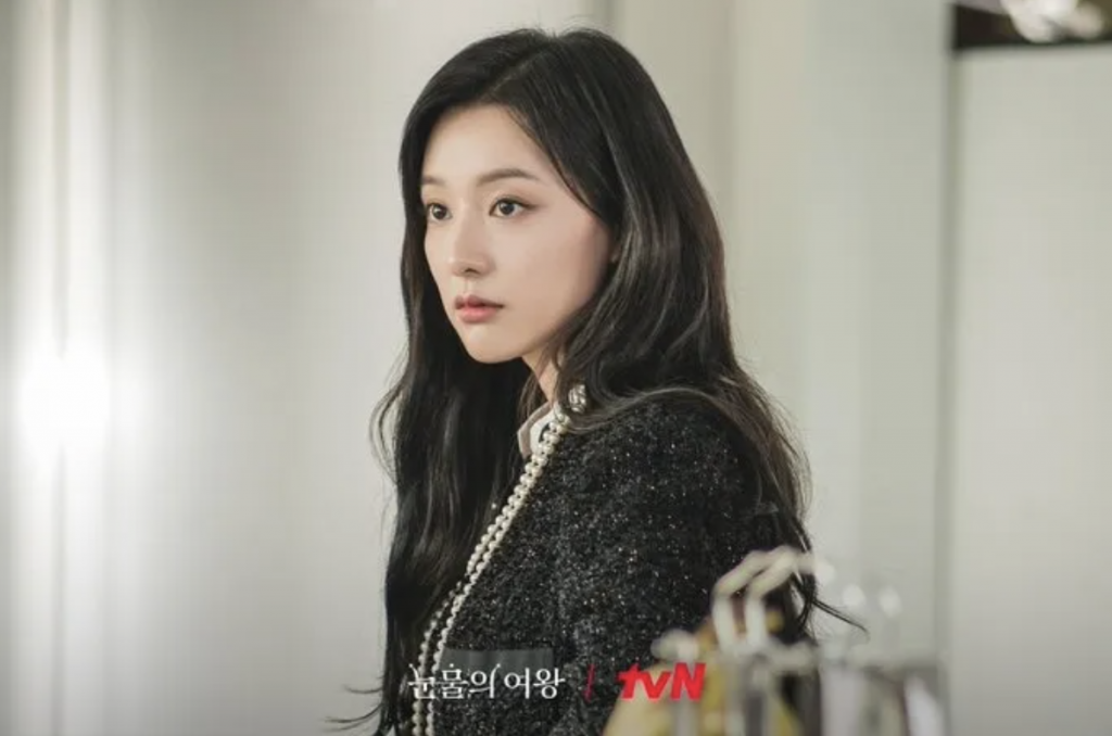 Kim Ji Won gây sốc với sự biến đổi bất ngờ trong phim mới 'Queen of Tears'