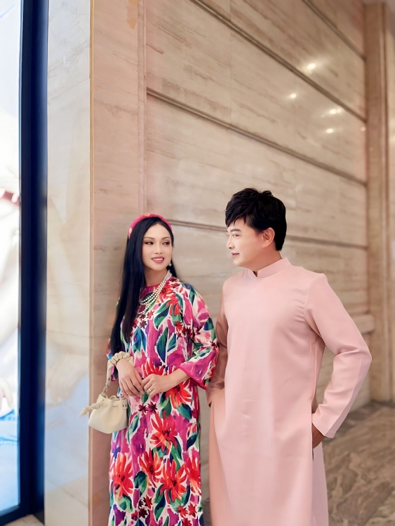 Hà Phương – Trần Sang diện áo dài rực rỡ, du xuân đầu năm