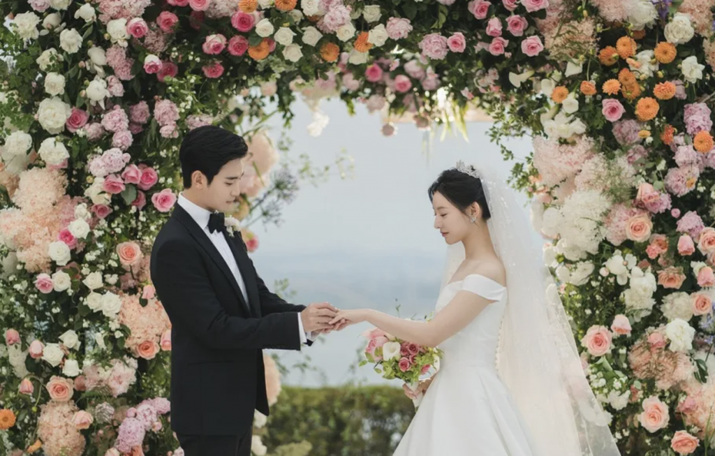 Cảnh đám cưới trong phim mới của Kim Soo Hyun lấy cảm hứng từ cặp đôi Hyun Bin - Son Ye Jin