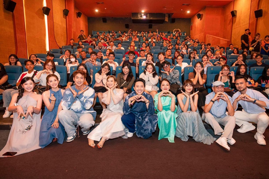 Xuất hiện tại cinetour cùng 'Mai': Hoa hậu Tiểu Vy gây ấn tượng về độ đáng yêu cùng nhan sắc trong veo