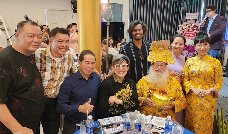 Quyền Linh cùng các nghệ sĩ mừng Hồ Gia Trang Media khai trương