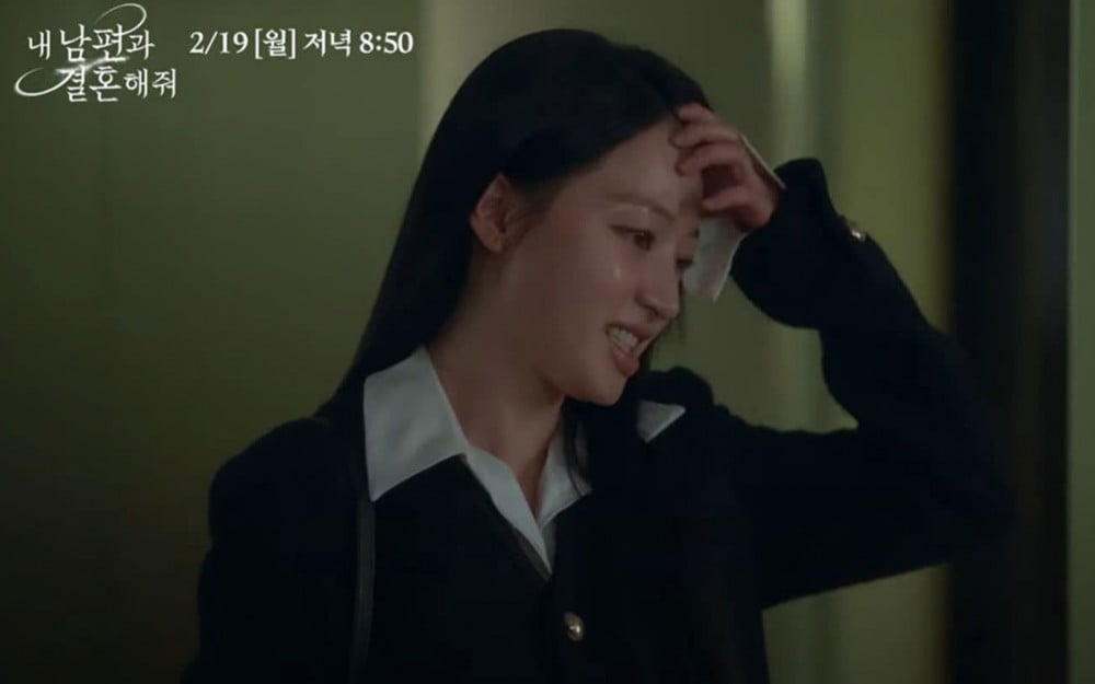 'Cô đi mà lấy chồng tôi' tập 15: Lee Yi Kyung hoán đổi số phận với Park Min Young