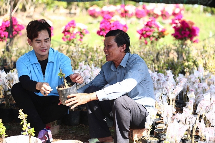 MC Hồng Phúc đưa Trung Hiếu khám phá nghề trồng hoa giấy ở Bến Tre