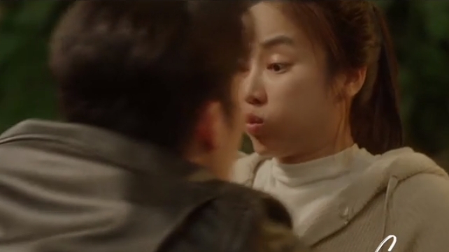 'Gặp em ngày nắng' tập 9: Nụ hôn đầu của Phương đã bị Huy cướp mất?