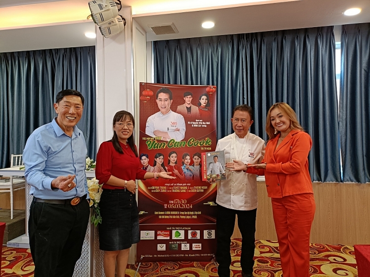 'Vua bếp' Martin Yan cùng nghệ sĩ Việt chung tay làm thiện nguyện
