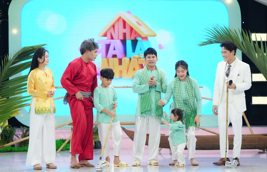 Lê Dương Bảo Lâm cùng Lâm Vỹ Dạ - Võ Tấn Phát cầm trịch gameshow gia đình 'Nhà ta là nhất'