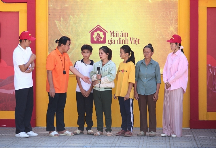 'Mái ấm gia đình Việt': Thanh Thức và Diệp Bảo Ngọc xúc động khi chứng kiến hoàn cảnh của em nhỏ mồ côi