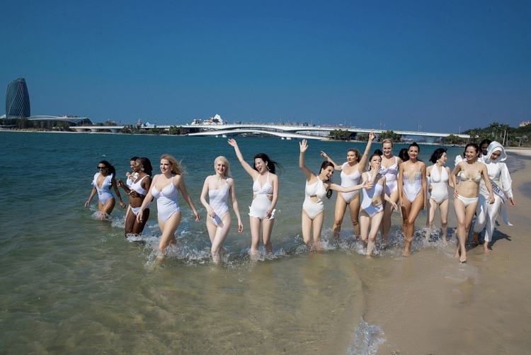 Hoa hậu Ngọc Trang thả dáng với bikini cùng dàn thí sinh 'Mrs. Globe 2024'