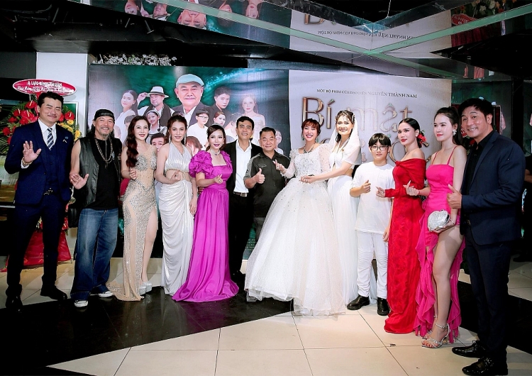 NSX Phi Thanh Vân tái xuất showbiz với 'Bí mật gia tộc'