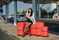 Trần Huyền Trang hóa nữ tổng tài cực ngầu, mang 100kg hành lý đi thi 'Mrs International Global 2024'