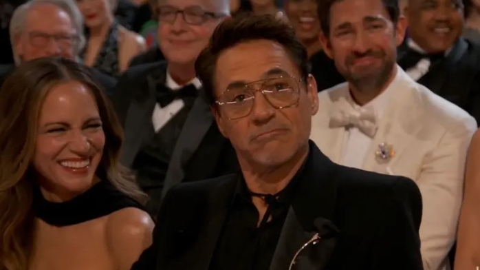 Robert Downey Jr. thờ ơ trước trò đùa của Jimmy Kimmel trong lễ trao giải Oscar