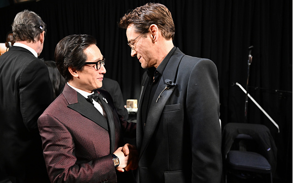 Vừa nhận Oscar, Robert Downey Jr. đã bị chỉ trích là 'phân biệt chủng tộc'