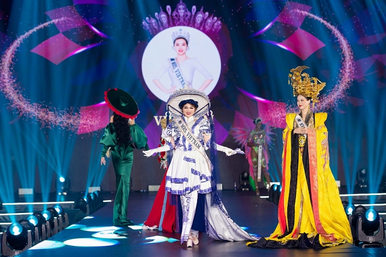 'Mrs Globe 2024': Ngọc Trang đoạt giải Hoa hậu châu Á và Trang phục dân tộc đẹp nhất