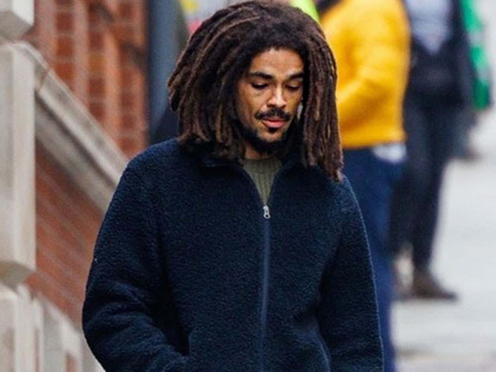 Kingsley Ben-Adir phải giảm cân, học chơi guitar, học cách chuyển động để vào vai Bob Marley