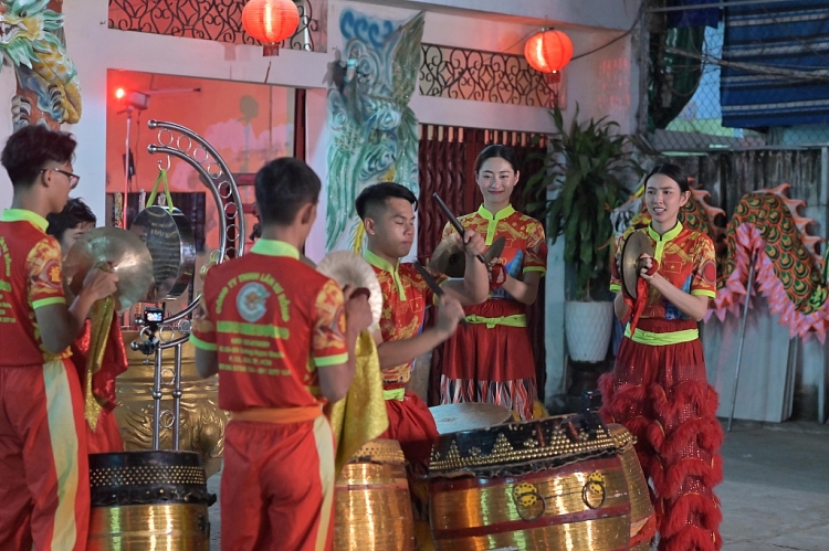 Hoa hậu Thùy Tiên gây 'náo loạn' với màn biểu diễn múa lân trên đường phố