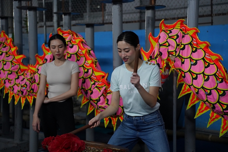 Hoa hậu Thùy Tiên gây 'náo loạn' với màn biểu diễn múa lân trên đường phố