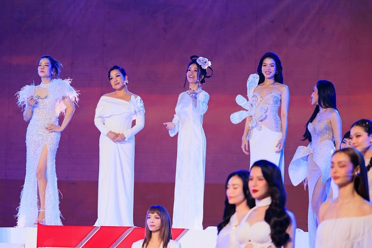 LUNAS chính thức là tên gọi của nhóm nhạc nữ có 5 nữ nghệ sĩ tham gia từ chương trình 'Chị Đẹp đạp gió rẽ sóng 2023'