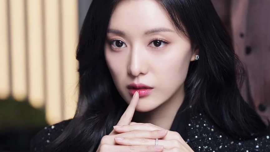 Netizen dậy sóng với ảnh cũ của sao 'Queen of Tears' Kim Ji Won