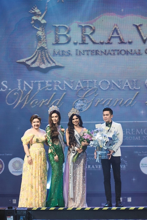 Hoa hậu Trần Hà Trâm Anh chấm thi quốc tế, bật khóc khi trao vương miện cho tân Hoa hậu kế nhiệm