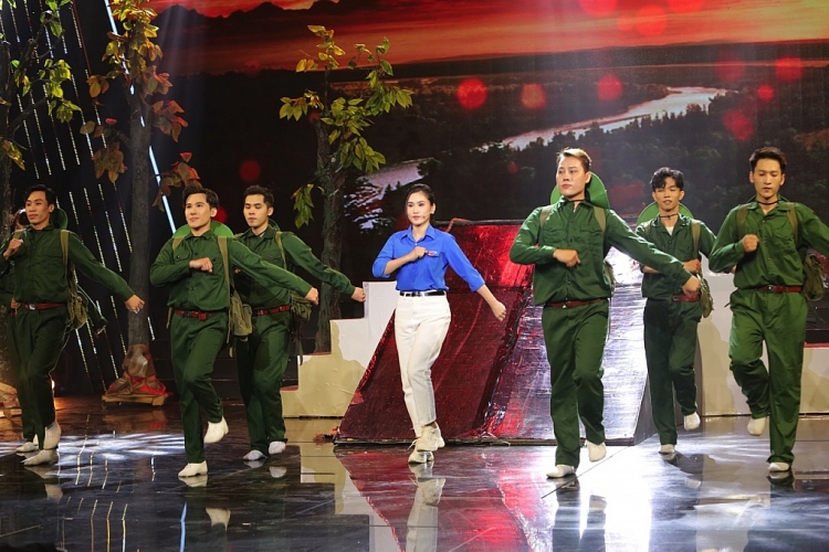 'Dấu ấn Việt': Dương Quốc Hưng - Miha tái hiện nhạc phẩm 'Đất nước' lấy nước mắt đàn chị Đông Đào
