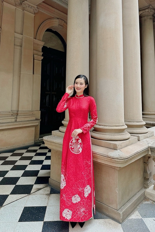 Huỳnh Trần Ý Nhi du học vẫn dành thời gian luyện tập để thi 'Miss World - Hoa hậu thế giới'