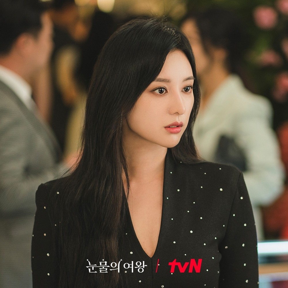 Kim Ji Won thống trị làng phim Hàn nhờ 'Queen of Tears'