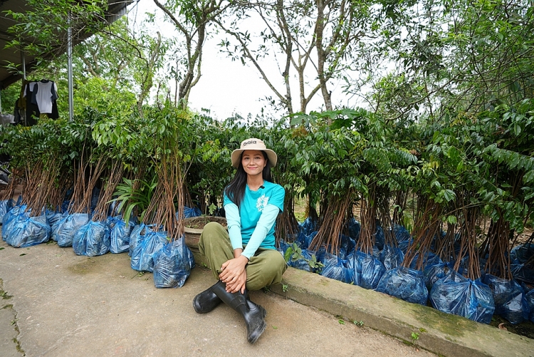 H'Hen Niê tích cực với các hoạt động cộng đồng: Trồng 1ha rừng, tri ân anh hùng liệt sĩ
