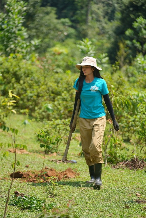 H'Hen Niê tích cực với các hoạt động cộng đồng: Trồng 1ha rừng, tri ân anh hùng liệt sĩ