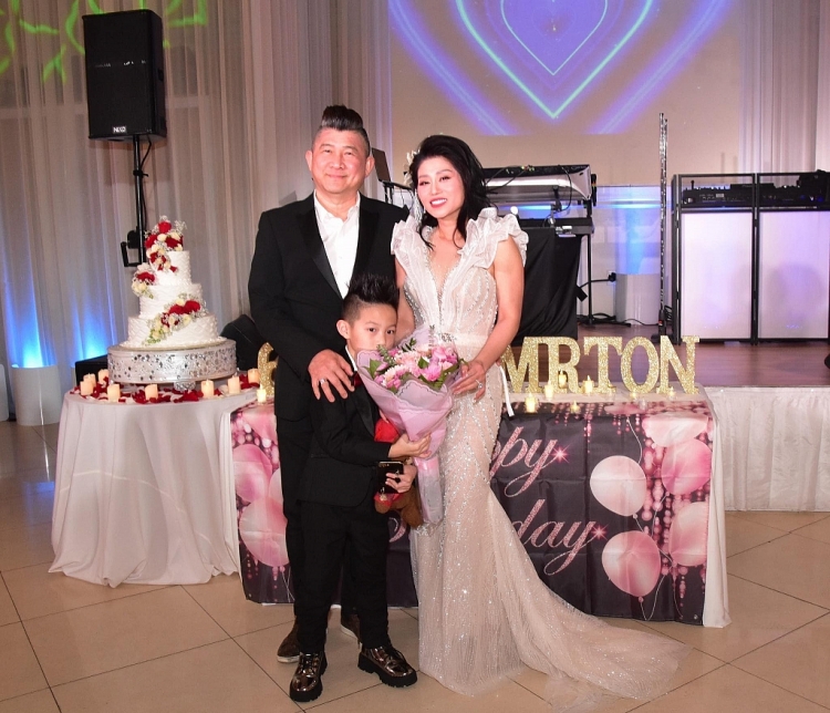 Danh hài Thúy Nga cùng diễn viên Hồ Xuân Đào gây náo động tiệc kỷ niệm 12 năm ngày cưới